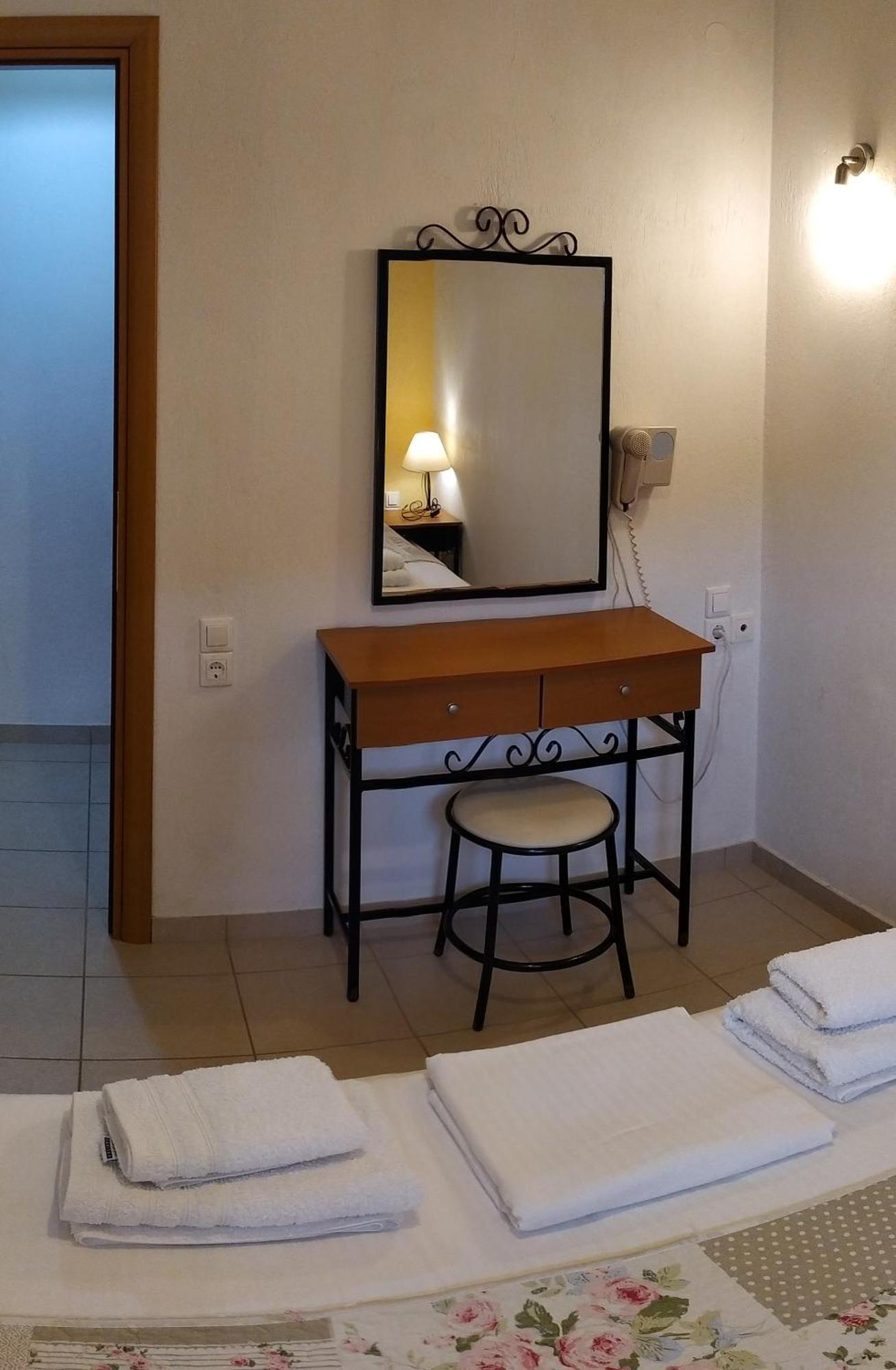Remvi Apartments Skopelos Town Room photo